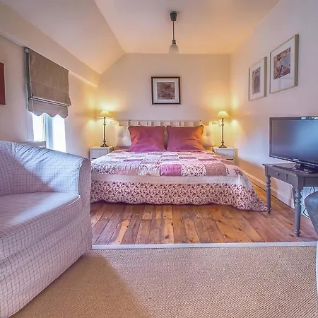 Champlenoy Guest house 4*
